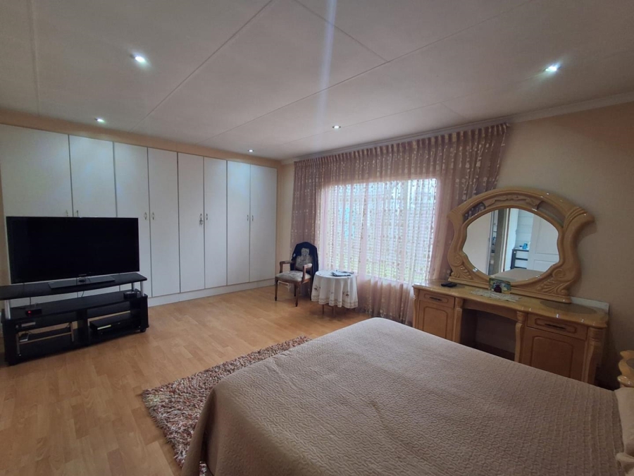 5 Bedroom Property for Sale in Brackendowns Gauteng