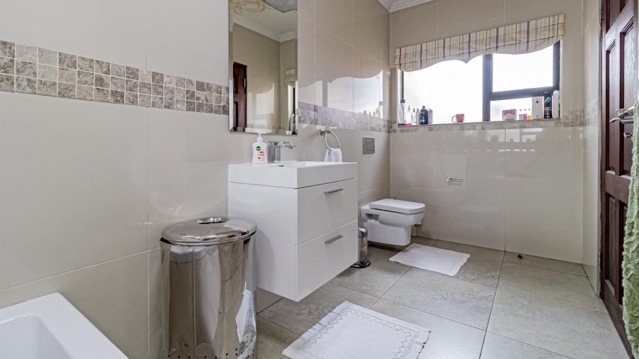 To Let 4 Bedroom Property for Rent in Roodekrans Ext 9 Gauteng