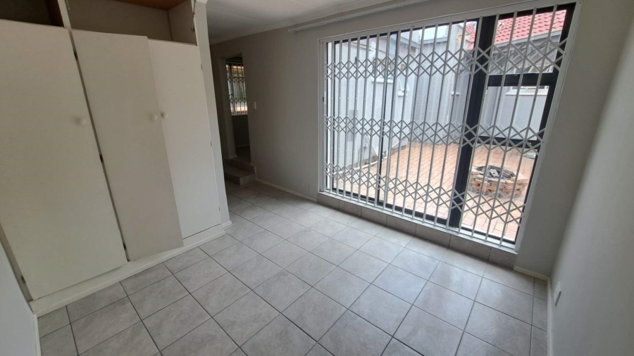 To Let 1 Bedroom Property for Rent in Blairgowrie Gauteng