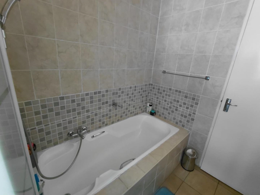 2 Bedroom Property for Sale in Lakefield Gauteng