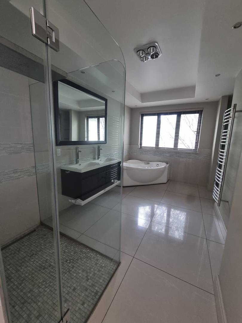 5 Bedroom Property for Sale in Hurlingham Gauteng