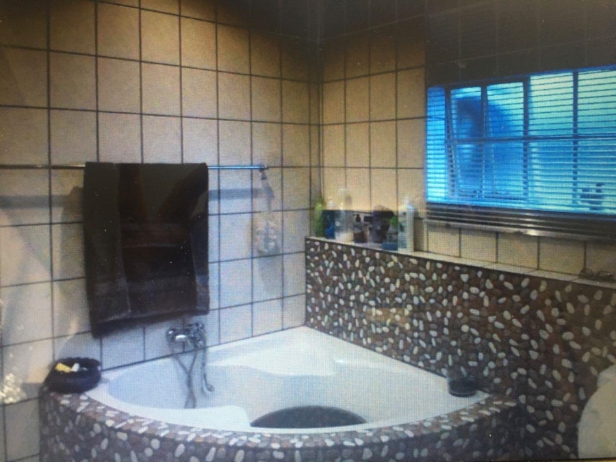 6 Bedroom Property for Sale in Valhalla Gauteng