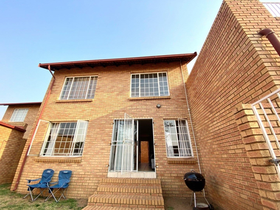 2 Bedroom Property for Sale in The Reeds Gauteng