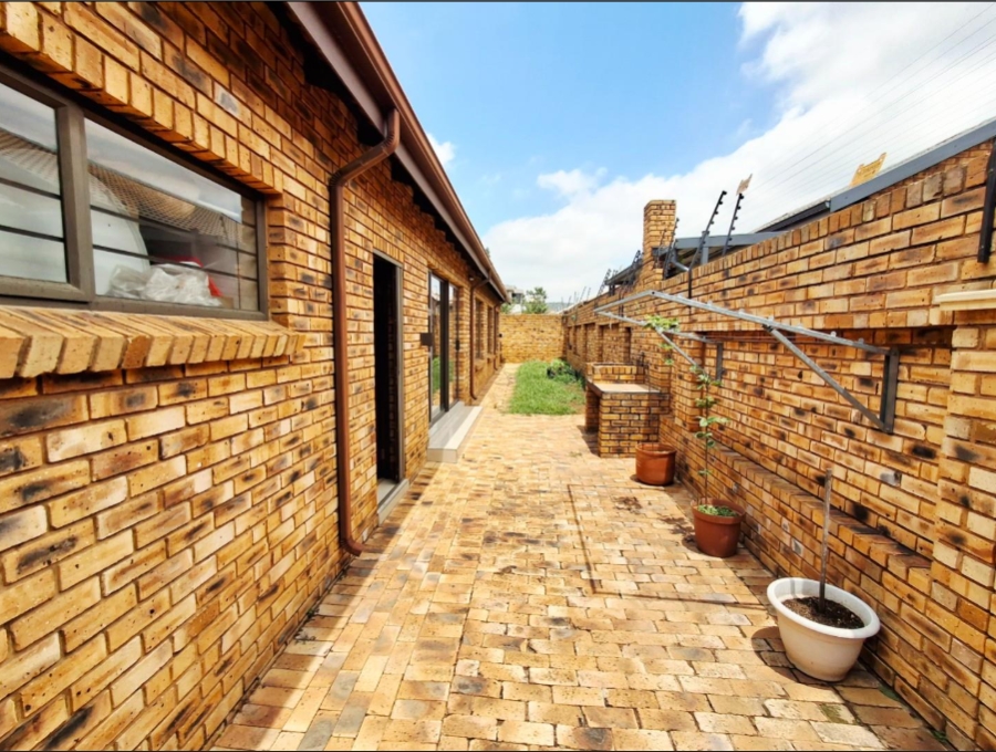 3 Bedroom Property for Sale in New Redruth Gauteng