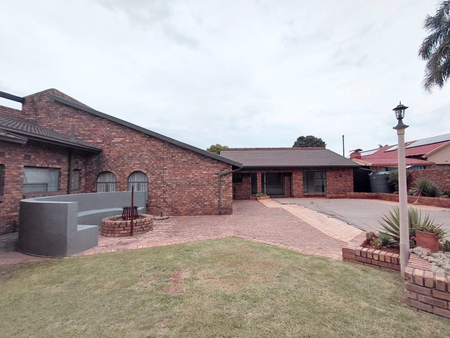 4 Bedroom Property for Sale in Edleen Gauteng