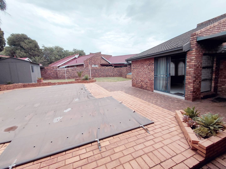 4 Bedroom Property for Sale in Edleen Gauteng