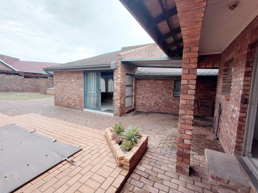 4 Bedroom Property for Sale in Edleen Gauteng