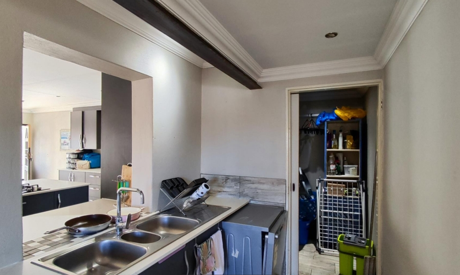 4 Bedroom Property for Sale in Verwoerdpark Gauteng