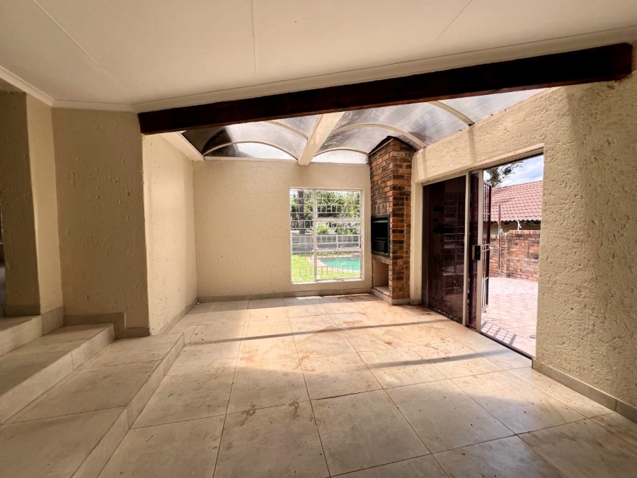3 Bedroom Property for Sale in Little Falls Gauteng