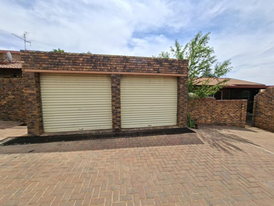 To Let 3 Bedroom Property for Rent in Buccleuch Gauteng