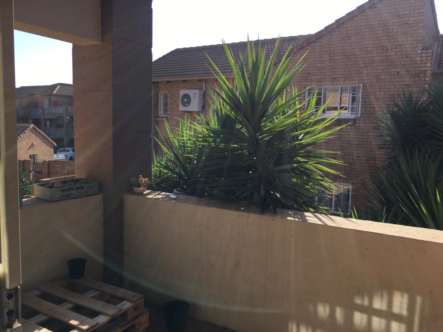 2 Bedroom Property for Sale in Die Hoewes Gauteng