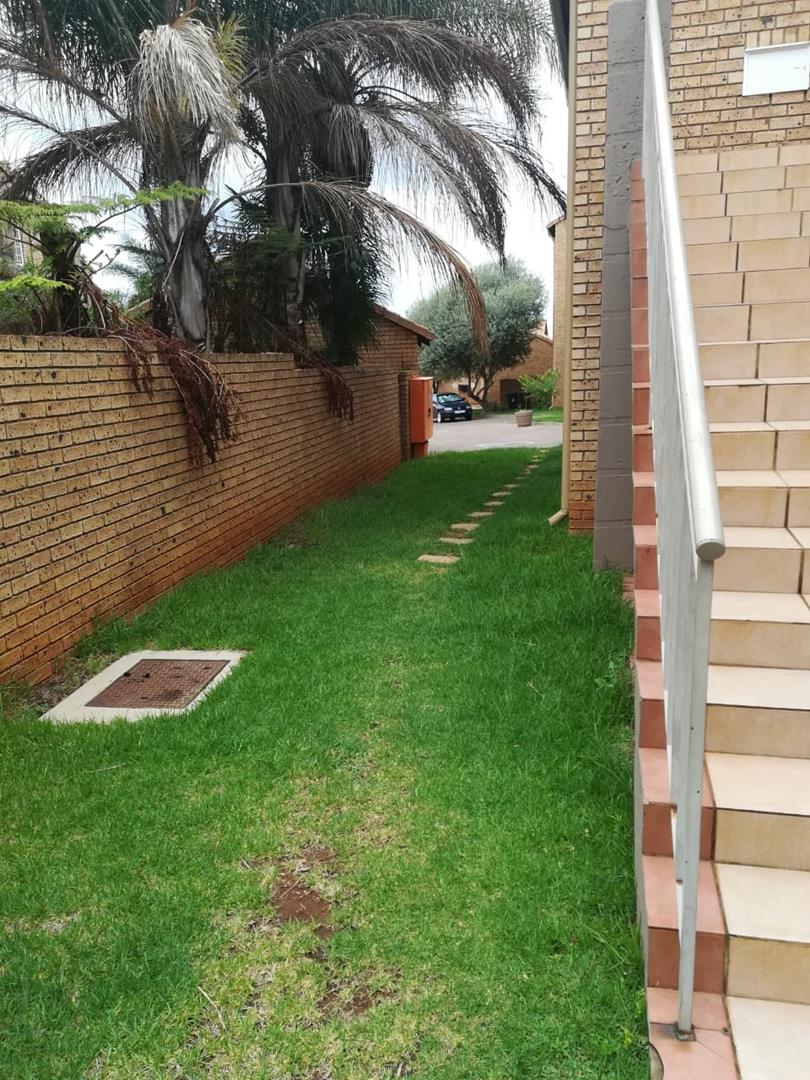 2 Bedroom Property for Sale in Die Hoewes Gauteng