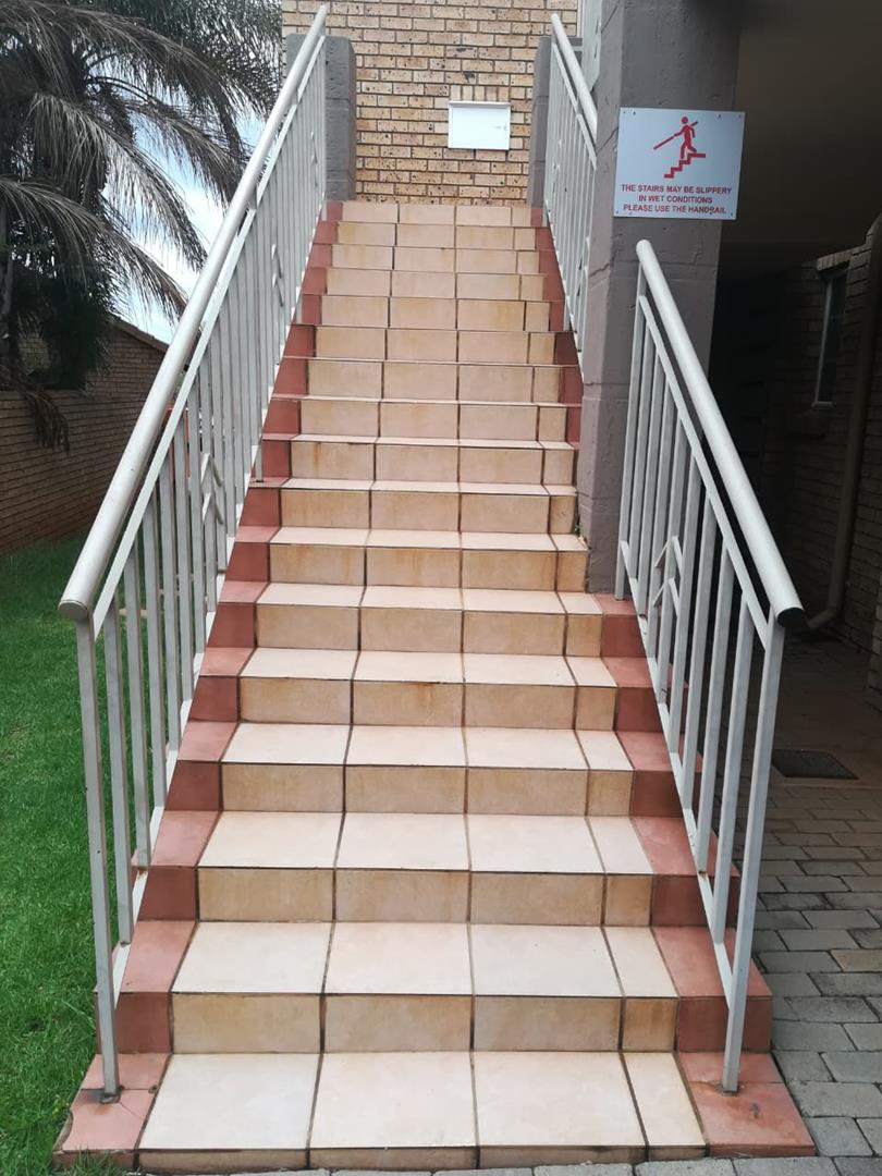 2 Bedroom Property for Sale in Die Hoewes Gauteng