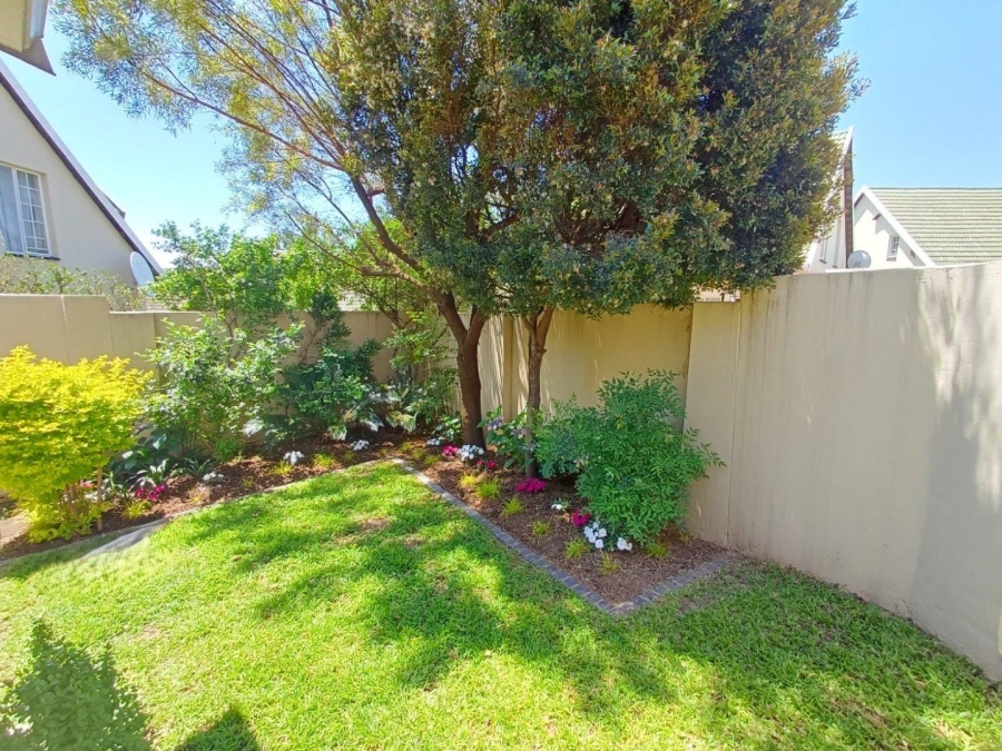 To Let 2 Bedroom Property for Rent in Sonneglans Gauteng