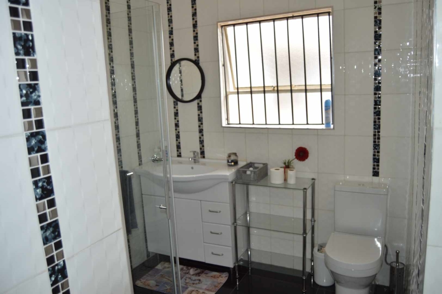 5 Bedroom Property for Sale in Brackendowns Gauteng