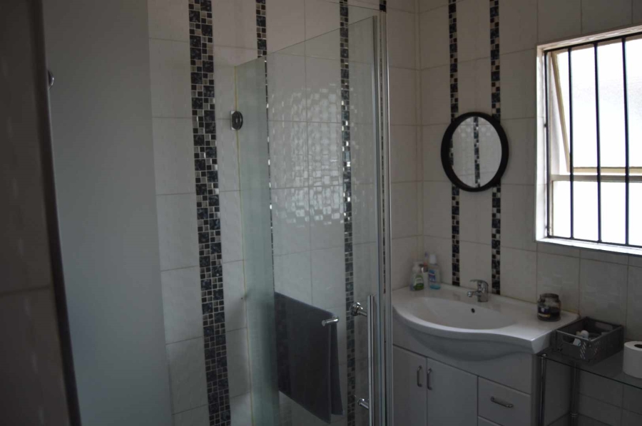 5 Bedroom Property for Sale in Brackendowns Gauteng