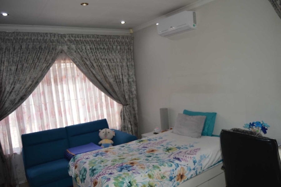 5 Bedroom Property for Sale in Brackendowns Gauteng