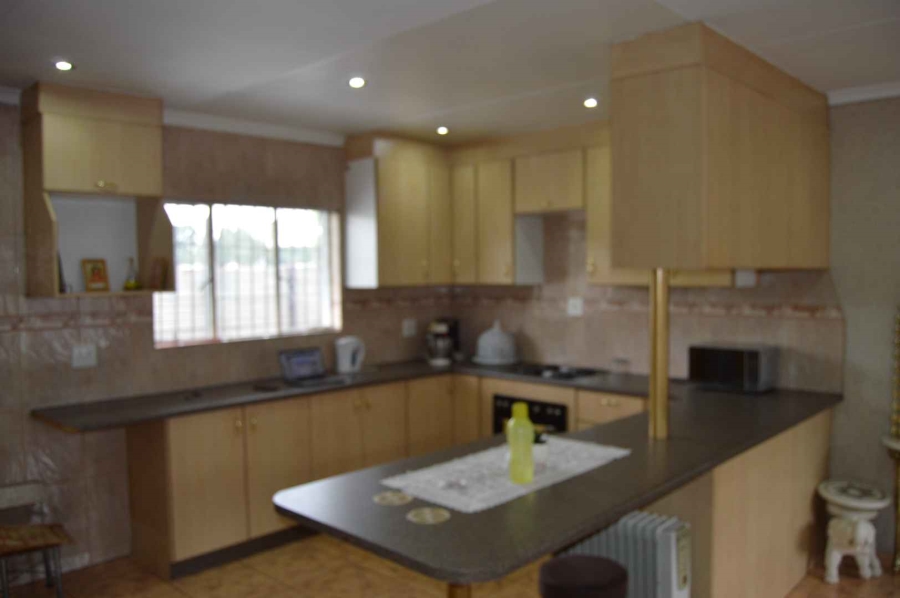 5 Bedroom Property for Sale in Brackendowns Gauteng