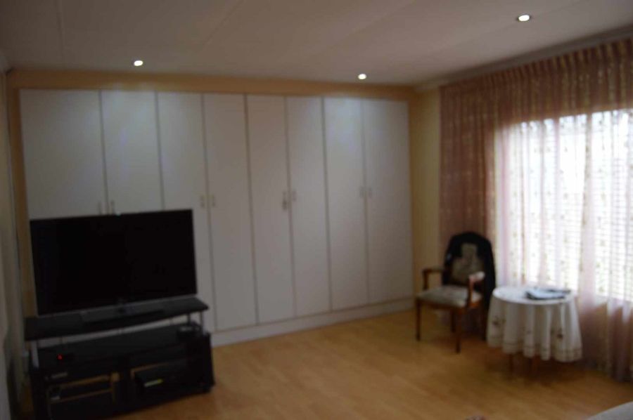 5 Bedroom Property for Sale in Brackendowns Gauteng