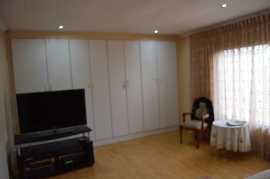 5 Bedroom Property for Sale in Brackendowns Gauteng