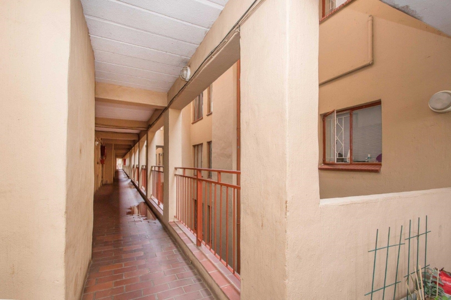 To Let 2 Bedroom Property for Rent in Helderkruin Gauteng