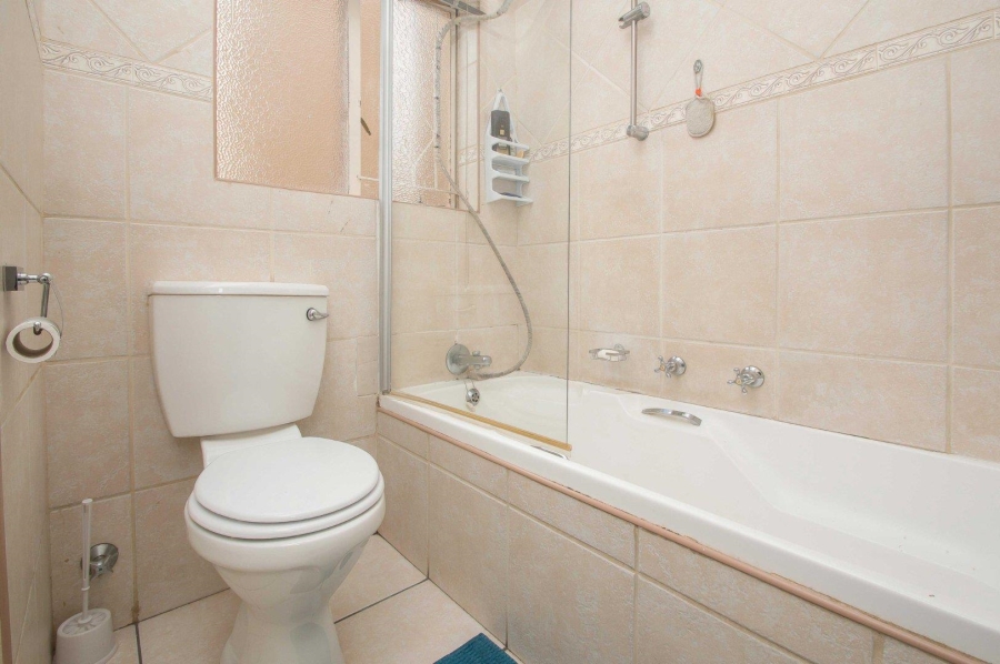 To Let 2 Bedroom Property for Rent in Helderkruin Gauteng