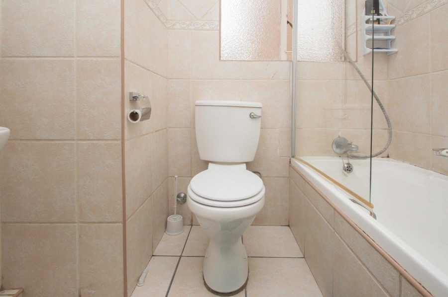 To Let 2 Bedroom Property for Rent in Helderkruin Gauteng