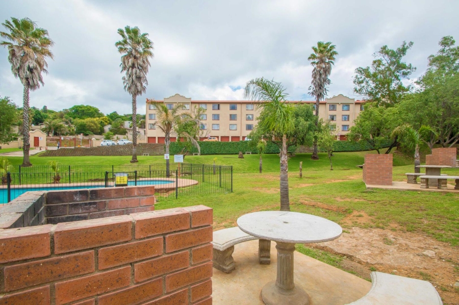 To Let 2 Bedroom Property for Rent in Helderkruin Gauteng