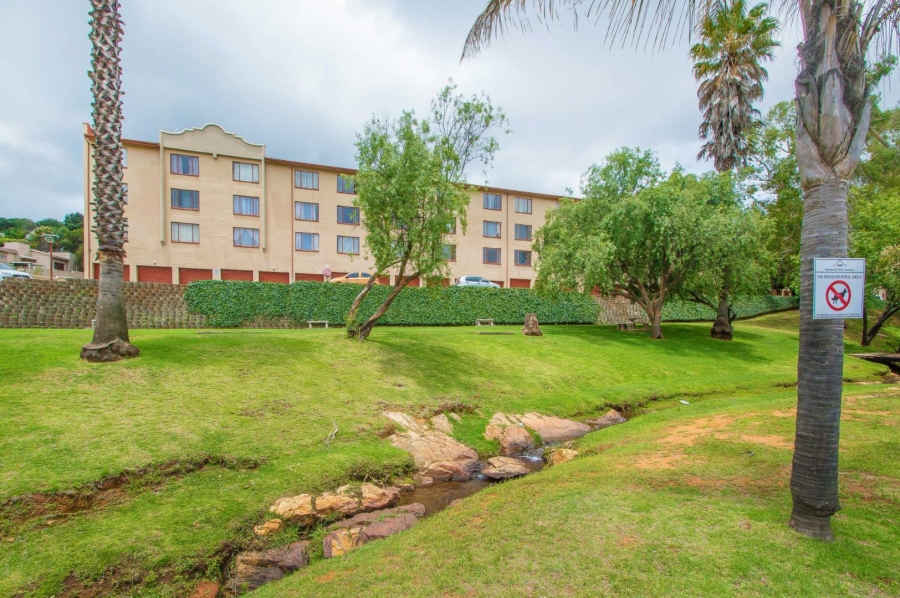 To Let 2 Bedroom Property for Rent in Helderkruin Gauteng