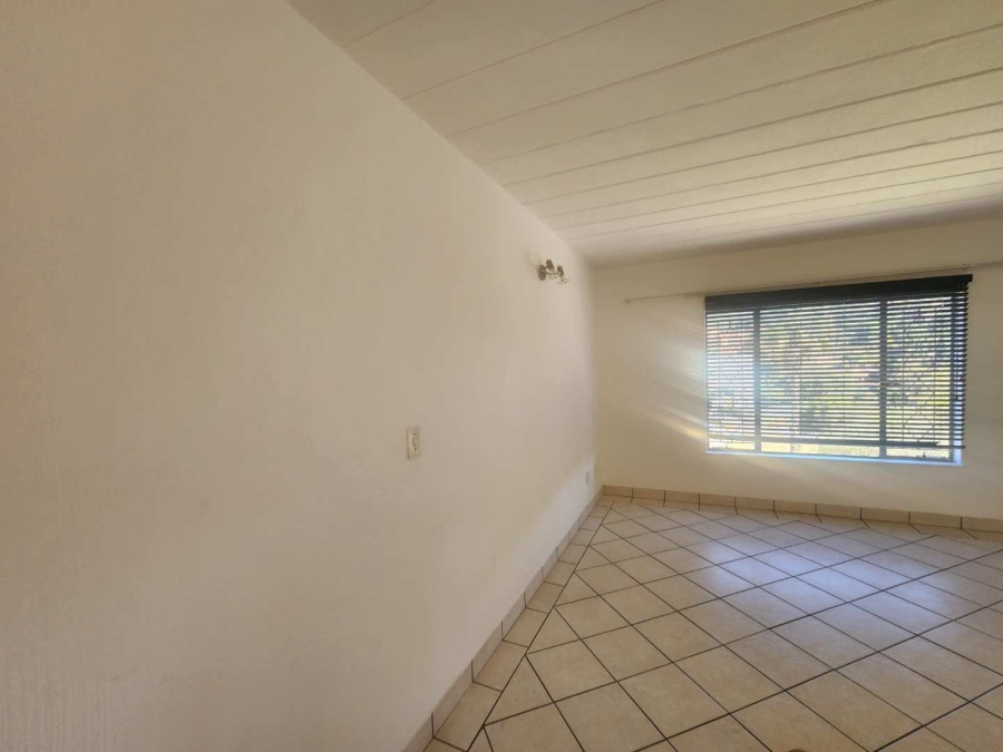 To Let 2 Bedroom Property for Rent in Helderkruin Gauteng