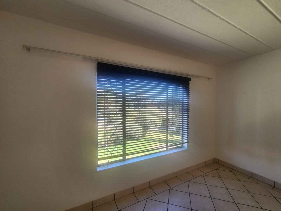 To Let 2 Bedroom Property for Rent in Helderkruin Gauteng