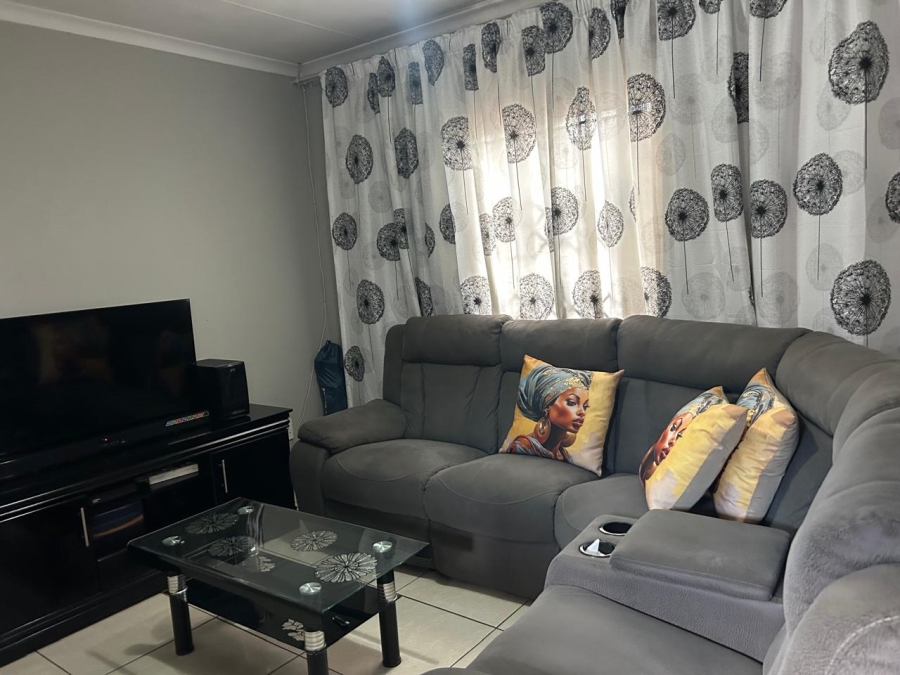 2 Bedroom Property for Sale in Clayville Gauteng