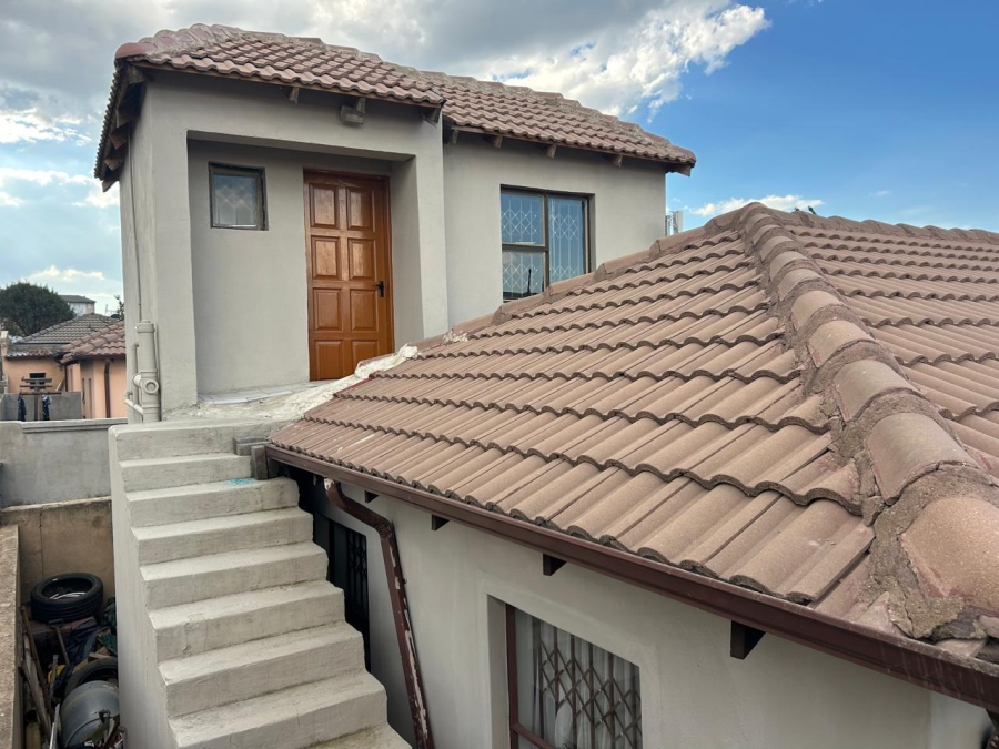 2 Bedroom Property for Sale in Clayville Gauteng