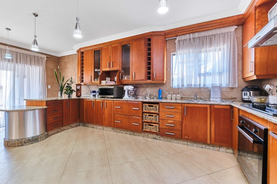 5 Bedroom Property for Sale in Featherbrooke Estate Gauteng