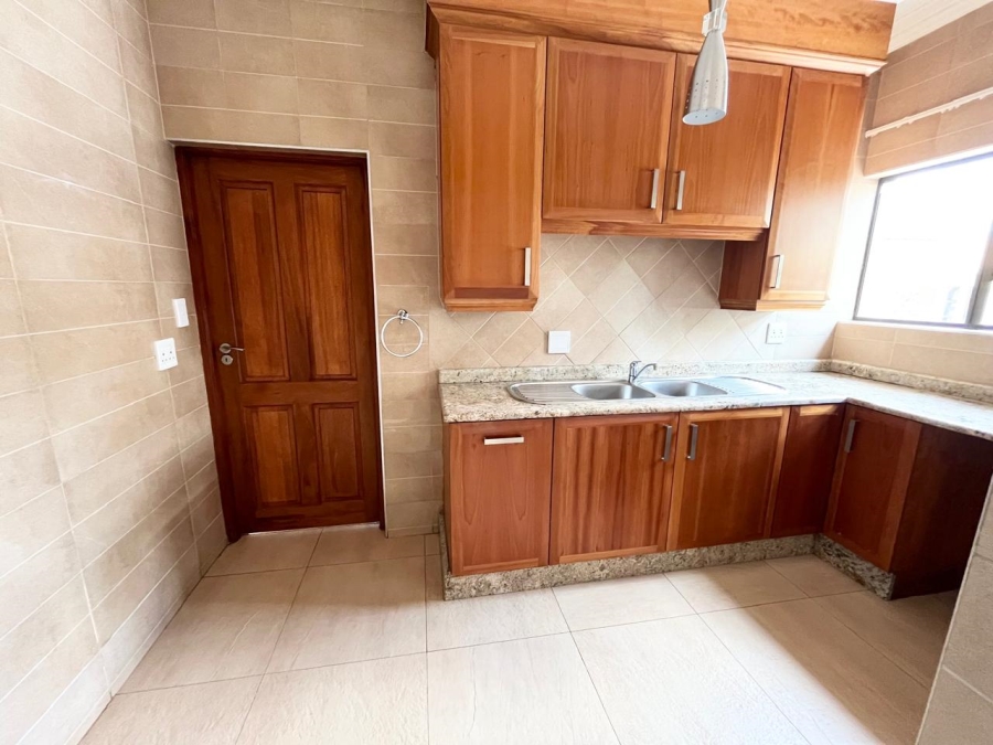 5 Bedroom Property for Sale in Featherbrooke Estate Gauteng