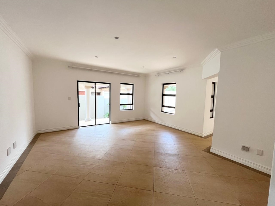 5 Bedroom Property for Sale in Featherbrooke Estate Gauteng