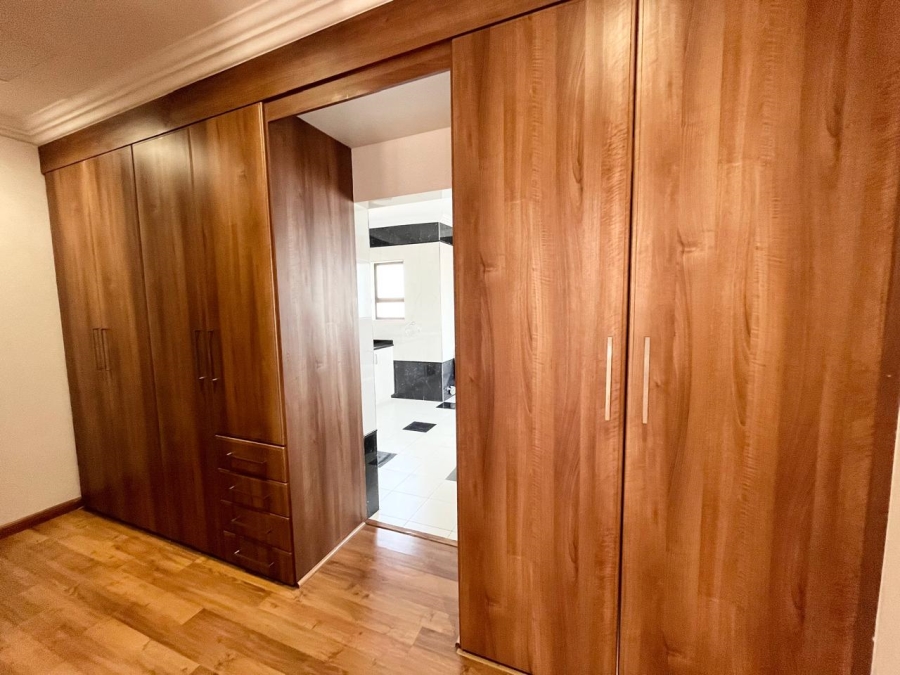 5 Bedroom Property for Sale in Featherbrooke Estate Gauteng