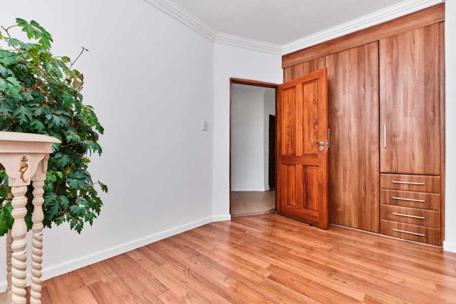 5 Bedroom Property for Sale in Featherbrooke Estate Gauteng