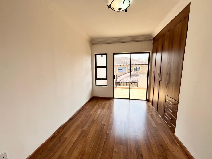 5 Bedroom Property for Sale in Featherbrooke Estate Gauteng