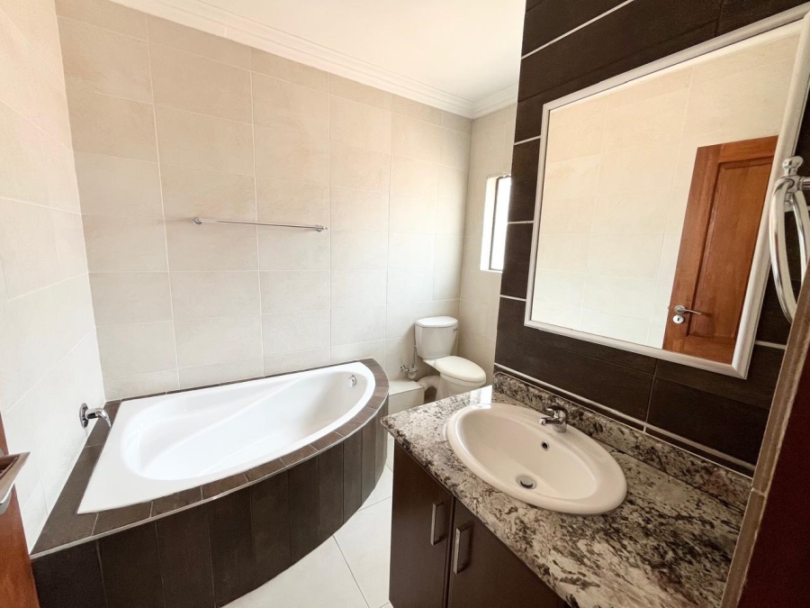 5 Bedroom Property for Sale in Featherbrooke Estate Gauteng