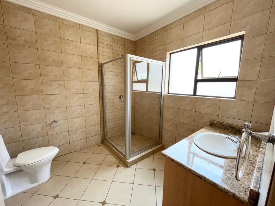 5 Bedroom Property for Sale in Featherbrooke Estate Gauteng