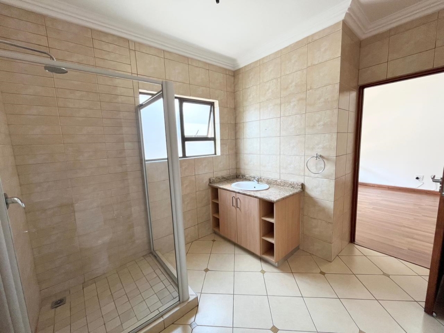 5 Bedroom Property for Sale in Featherbrooke Estate Gauteng