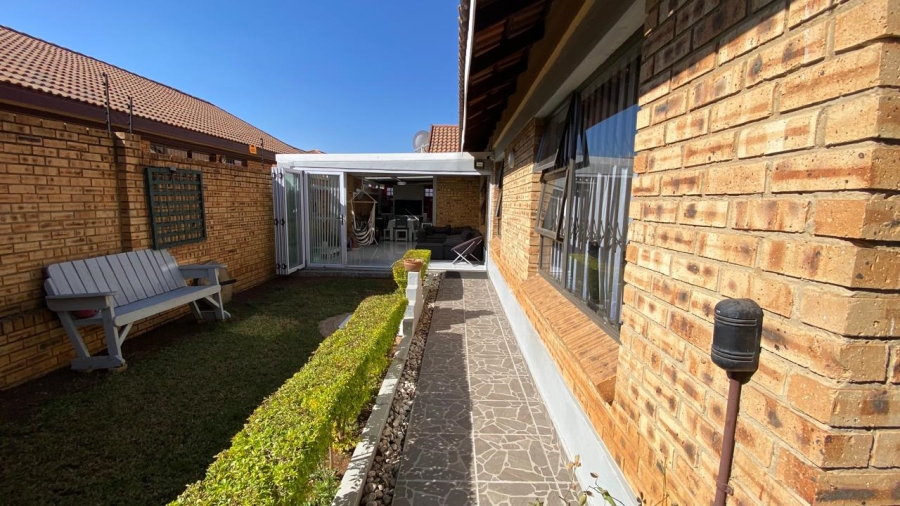 3 Bedroom Property for Sale in New Redruth Gauteng