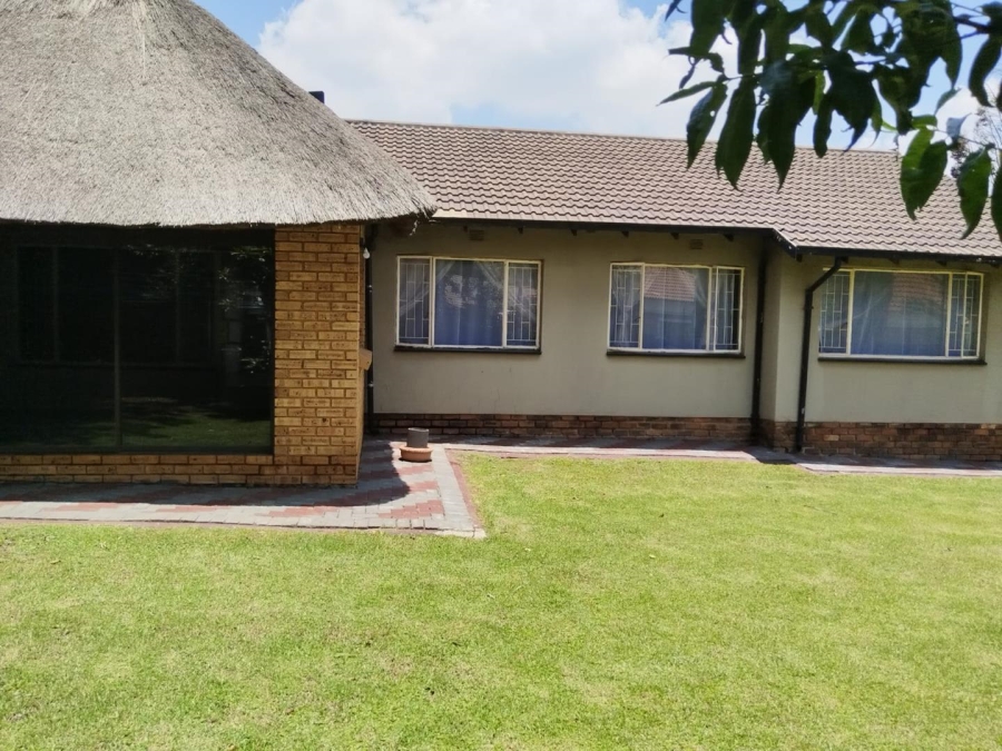 4 Bedroom Property for Sale in Crystal Park Gauteng
