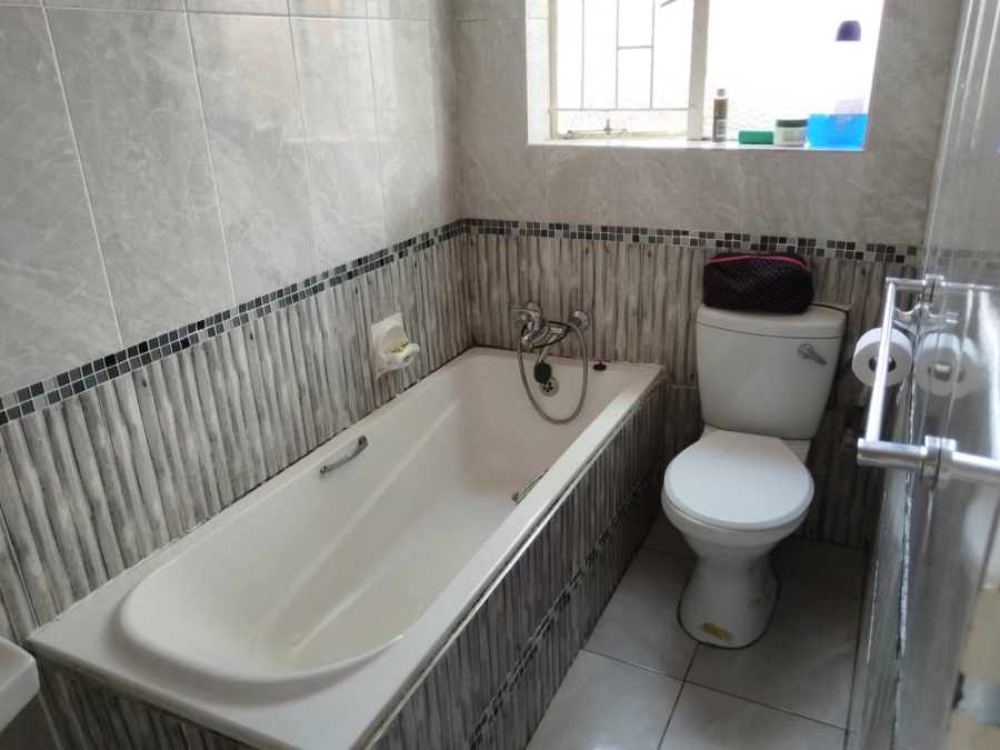 4 Bedroom Property for Sale in Crystal Park Gauteng