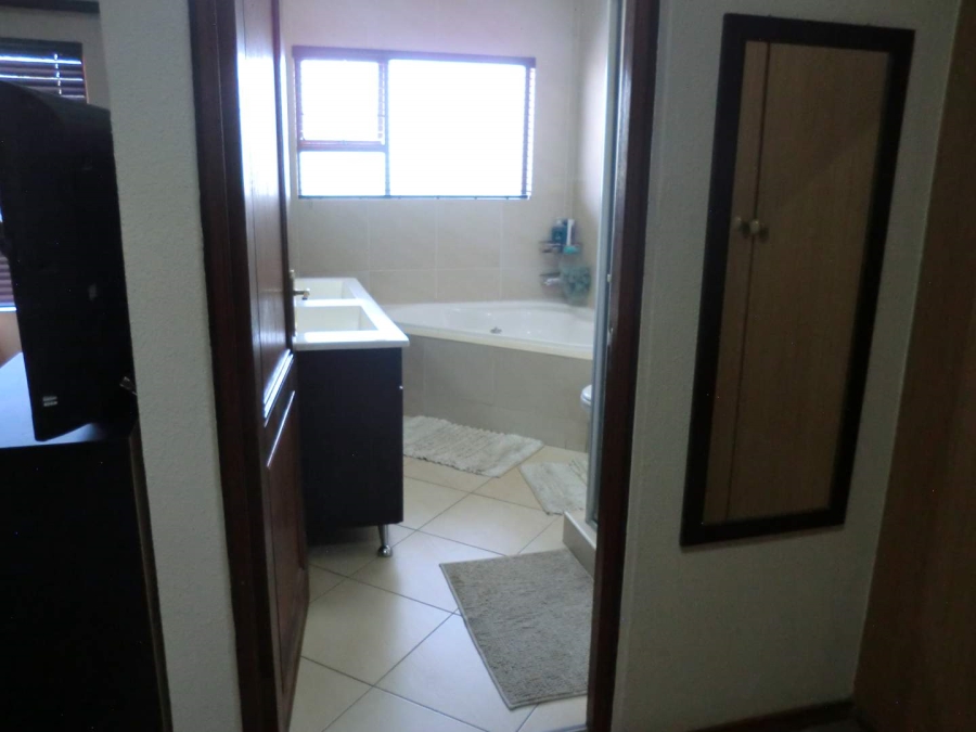 4 Bedroom Property for Sale in Van Riebeeck Park Gauteng