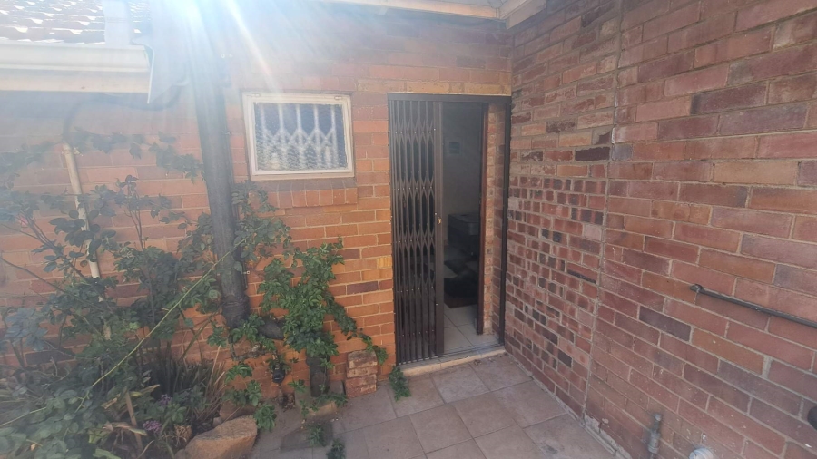 To Let 1 Bedroom Property for Rent in Blairgowrie Gauteng