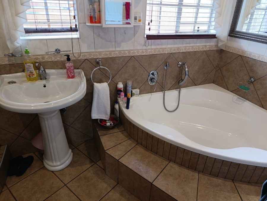 4 Bedroom Property for Sale in Van Riebeeck Park Gauteng