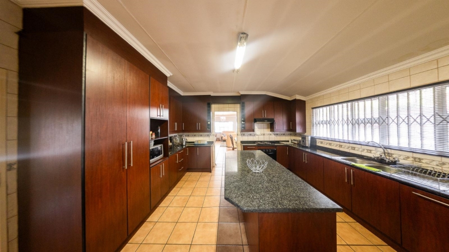 5 Bedroom Property for Sale in Pretoria Gardens Gauteng