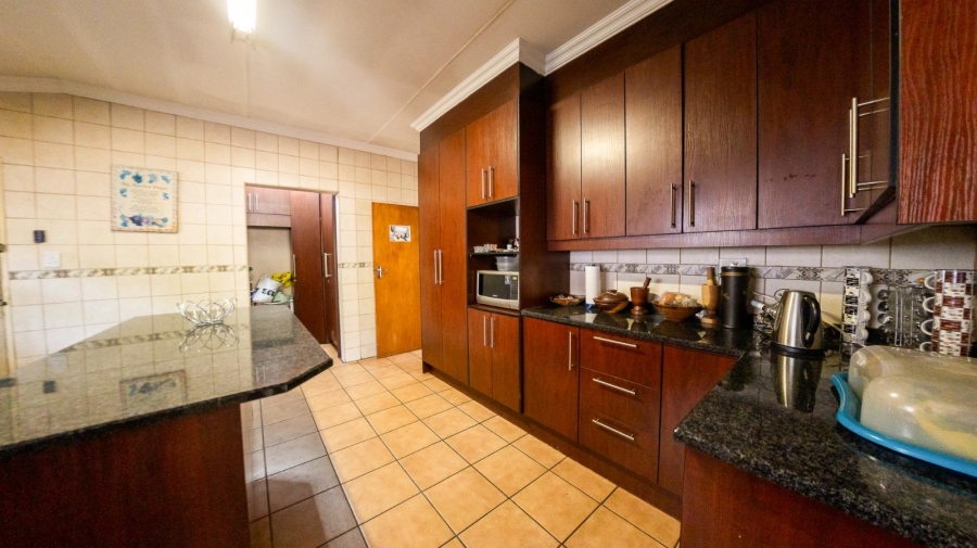 5 Bedroom Property for Sale in Pretoria Gardens Gauteng